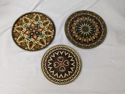 ORIENT - Set di 3 piatti in metallo con decorazion