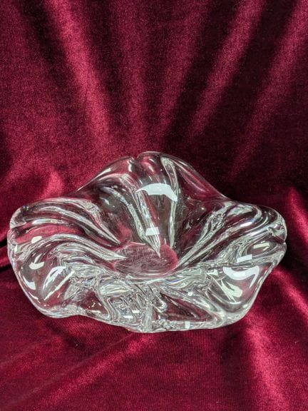 Crystal glass with a flowing design. Diameter: 22.