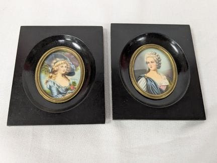 Set di 2 miniature raffiguranti ritratti di donne,
