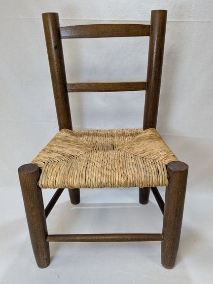 Kinderstuhl aus Holz, mit Stroh gepolsterte Sitzfl