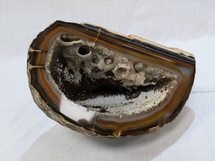 Geode di agata, cristalli di quarzo. 8x14 cm.