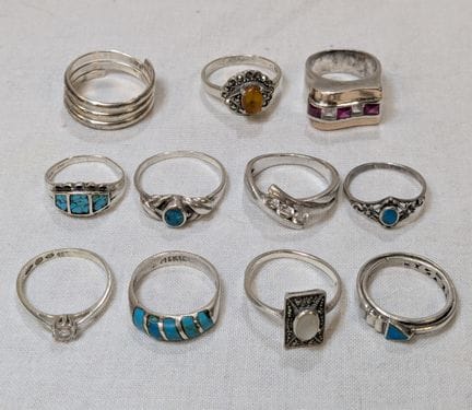 Lot de 12 bagues en argent, pierres et verroterie.