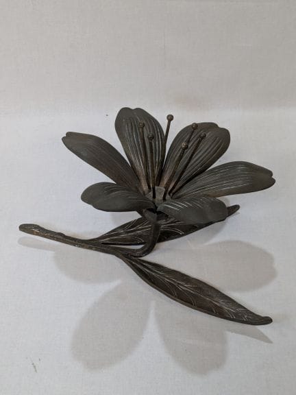 Posacenere a forma di fiore in metallo, composto d