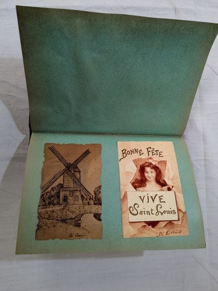 Cuaderno con postales policromadas. Principios del