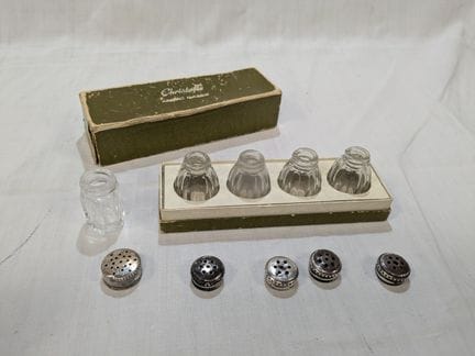 CHRISTOFLE Set aus 4 Glassalzstreuern mit Silberde