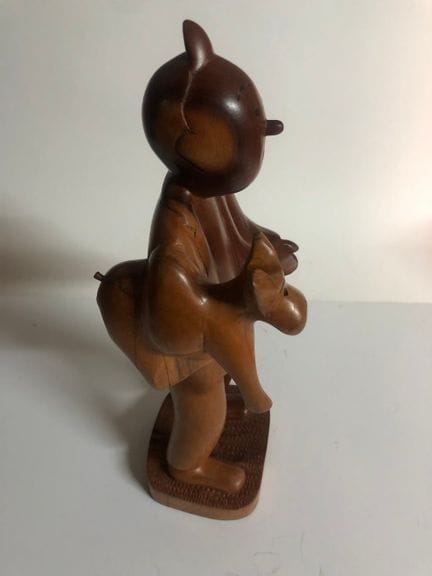 Geschnitzte Holzfigur, inspiriert von einer berühm