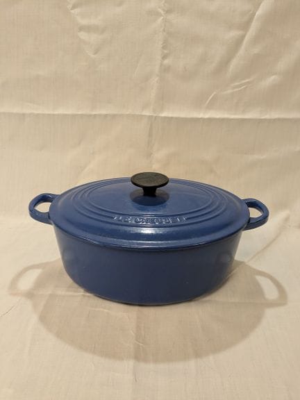 LE CREUSET。铸铁炖锅，配树脂手柄。长度：34厘米（有轻微磨损）