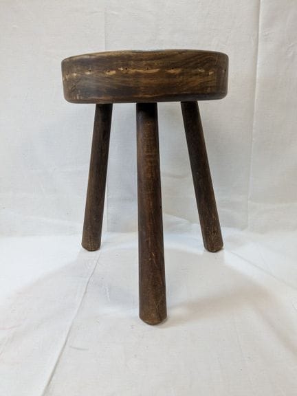 Sgabello per bambini in legno naturale. Altezza de