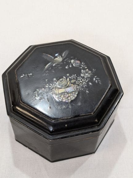 Scatola in latta laccata, con decorazioni a riliev