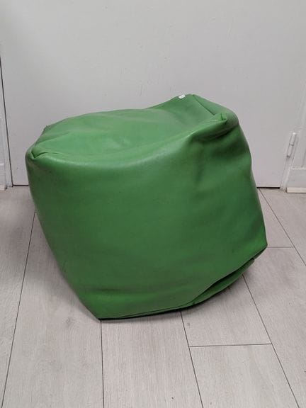 Pouf in similpelle verde
42 x 42 x 42 cm
(segni di
