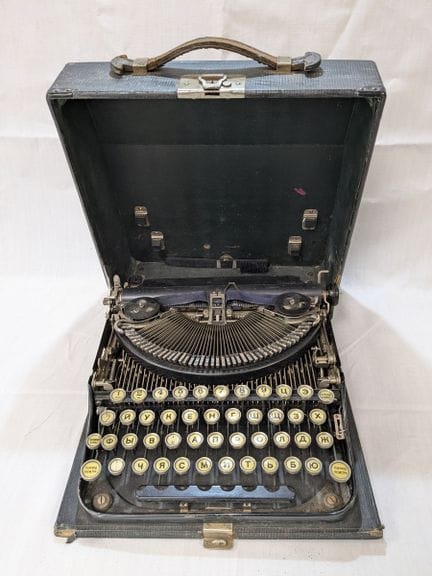 金属打字机，带收纳盒。西里尔字母键盘。11×30×31厘米。（有磨损）
