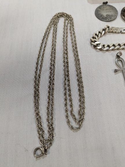 Set in argento composto da due ciondoli egizi, una