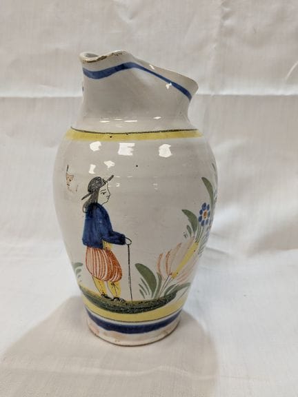 QUIMPER. Brocca in maiolica smaltata policroma. Al