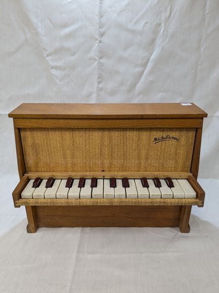 MICHEL SONNE. Kleines Kinderklavier aus Holz und M