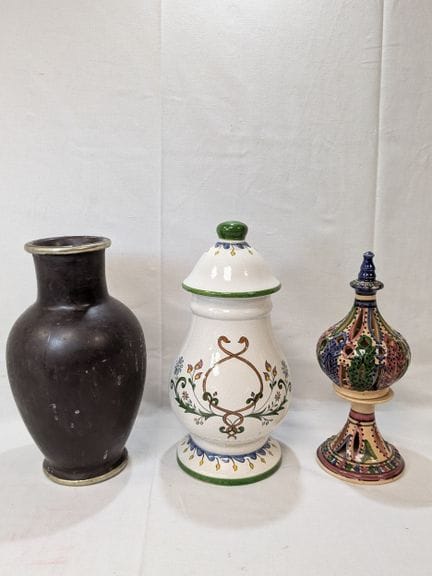Set in maiolica e ceramica composto da due vasi e 