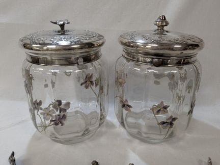 Ein Paar Keksdosen aus Glas mit emailliertem Blume