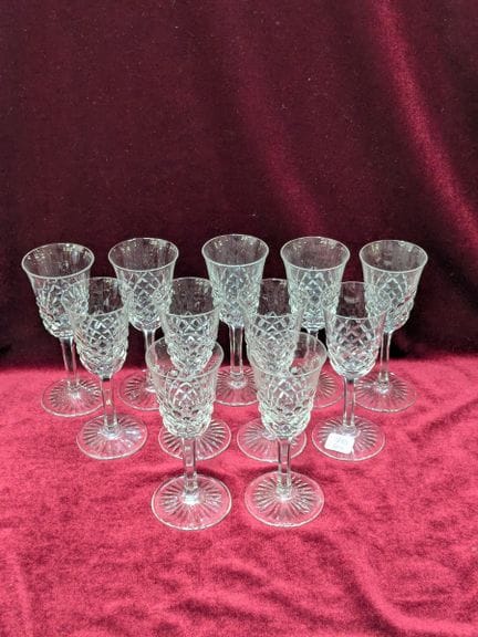 BACCARAT. Set mit 11 Likörgläsern aus Kristall. Hö
