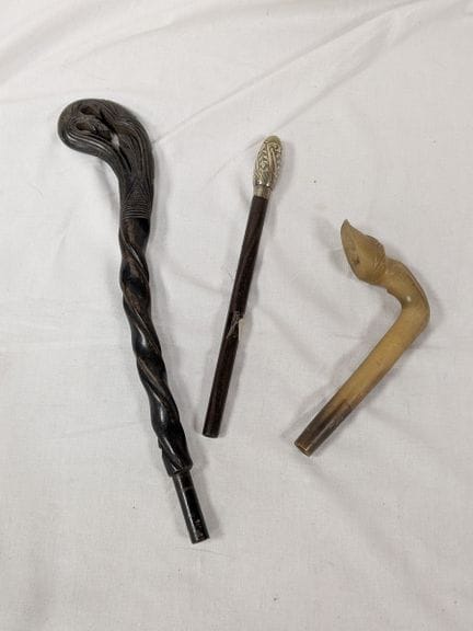 Set made of wood, horn, and metal, consisting of t
