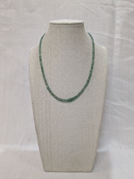 Collier en perles d'émeraude. Fermoir en argent. L