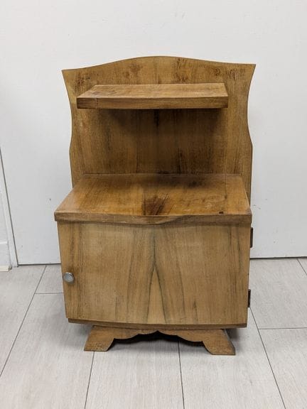 Comodino in legno naturale con ante a battente
59 