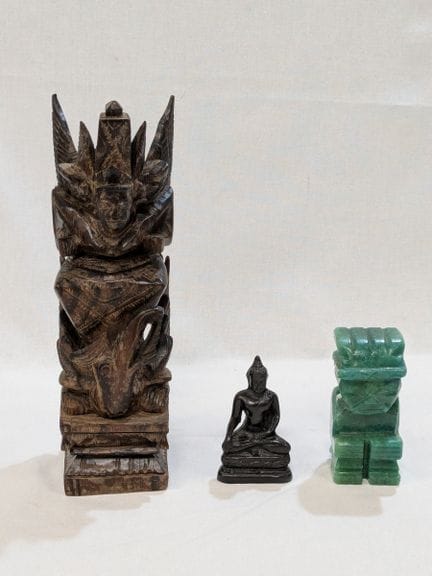 Set aus drei Figuren, die Gottheiten darstellen, a