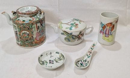 中国。一套饰有花卉和人物图案的瓷器，包括一个卷形花瓶、两个茶壶、一个小碟和一把勺子。高度为8至13厘
