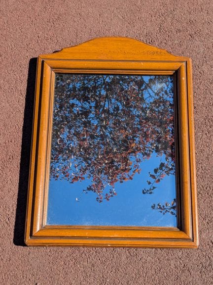 Spiegel aus Naturholz. 67 x 50 cm. (Gebrauchsspure