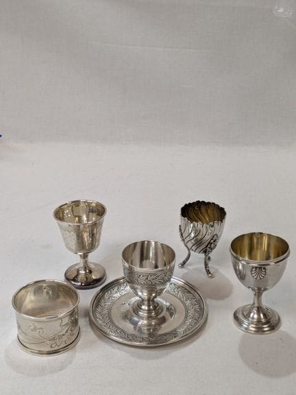 一套4个银质蛋杯和一个银质餐巾圈。Minerve品牌。（其中两个带有编号）。重量：183克