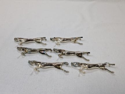 一套6件以马为造型的金属刀架。长度：9.5厘米