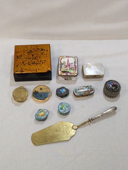 Set in metallo, madreperla, maiolica e porcellana,