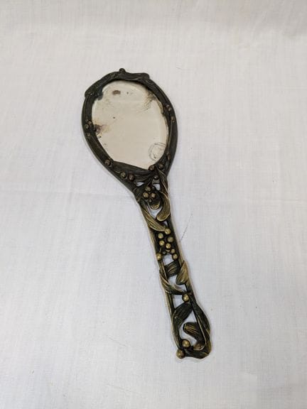 Handspiegel aus Messing mit Mistelzier. H. 30 cm. 