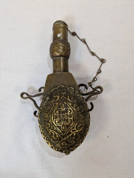 Antica polveriera in bronzo e ottone. Lavorazione 