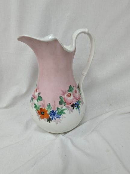 Vaso per l'acqua in maiolica con decorazioni flore