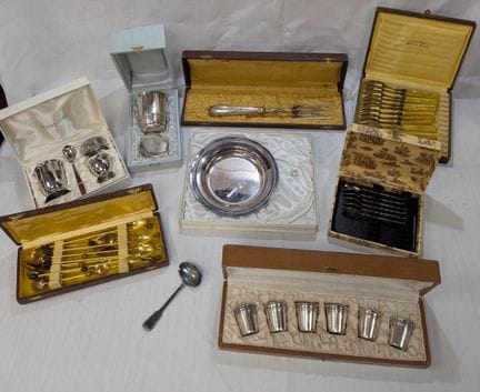Umfangreiches Set aus Metall, versilbertem Metall 
