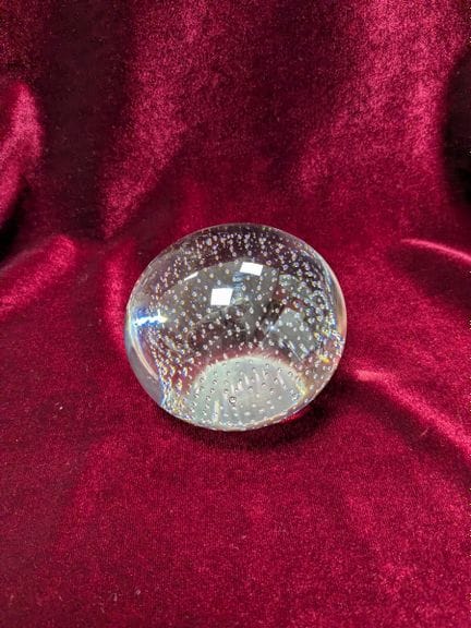 Bubble-patterned glass paperweight
Diameter: 8 cm
