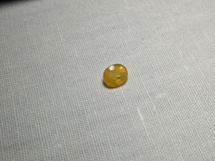 Saphir jaune, 1,94 carat. Traité. Provenance : Mad