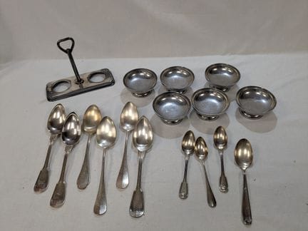 一套镀银的金属及器皿，包括水果盘、橄榄油醋瓶架（ERCUIS）以及CHRISTOFLE餐具。尺寸为9