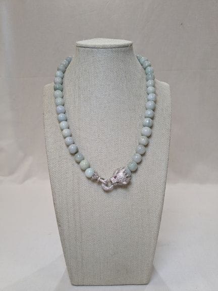 Collier en boules de jade, fermoir en métal en for