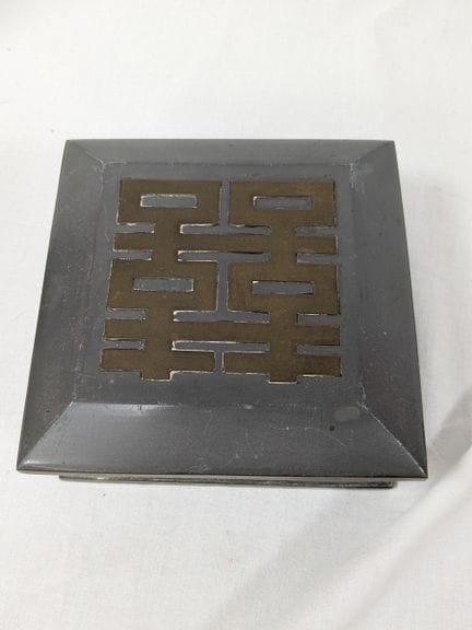 CINA, scatola di metallo con decorazioni epigrafic