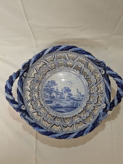 Cesto per la frutta in maiolica bianca e blu con d