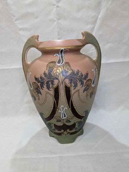 Vaso in ceramica a forma di anfora con decorazioni