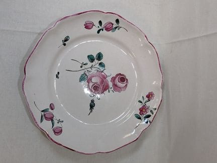 EST Steingut-Teller mit Rosenverzierung. 19. Jahrh