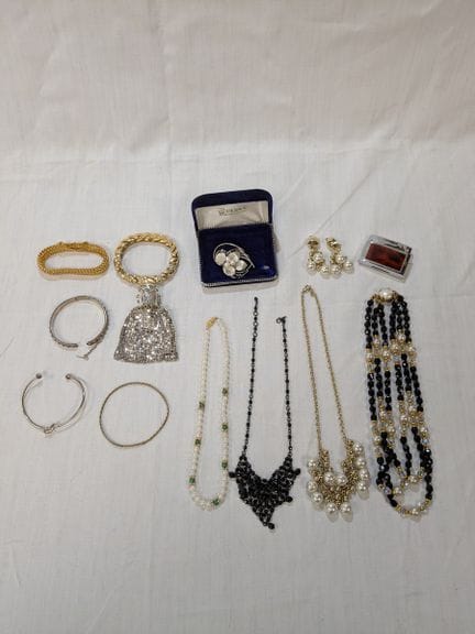 Lot de bijoux fantaisie comprenant 4 colliers, une
