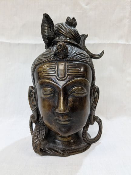 Testa del dio Shiva, in bronzo con patina marrone.