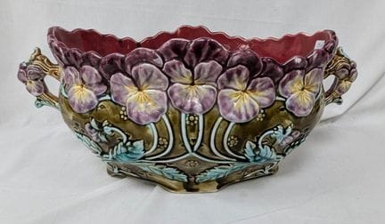 Blumenverzierter Übertopf aus Engobe, 18 x 40 cm.