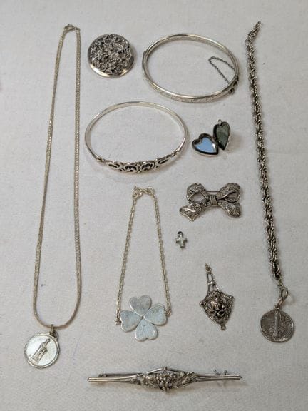 Lot de bijoux en argent, comprenant 3 broches, 4 b