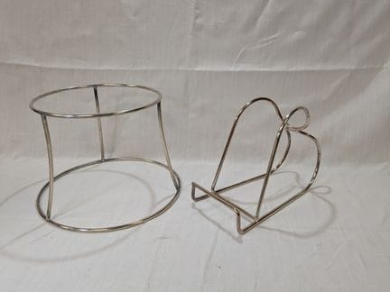 Set aus zwei versilberten Metallhaltern, einer von