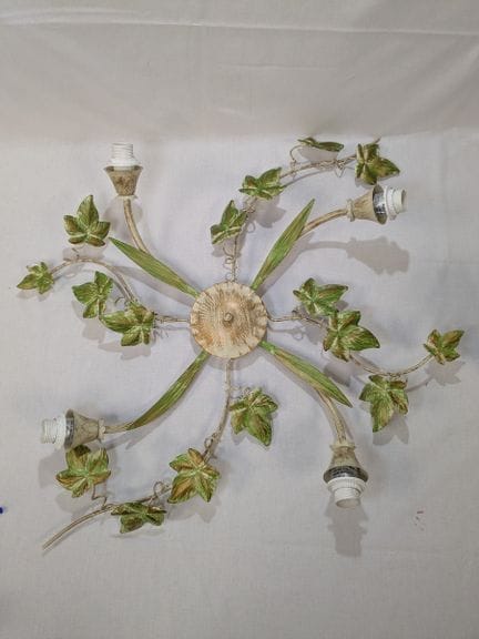 带植物图案的烤漆金属吸顶灯。直径：72 厘米（磨损）