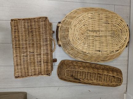 Conjunto de cestería, compuesto por un baúl y dos 