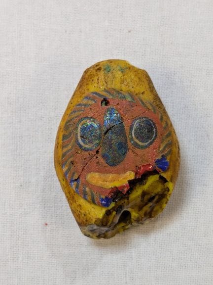 Antike Glasperle in Form eines Gesichts. Im phöniz
